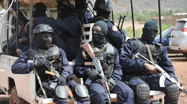 Des membres des forces spéciales antiterroristes maliennes "Forsat" arrivent à l'entrée du complexe touristique Kangaba à Bamako, le 19 juin 2017. 