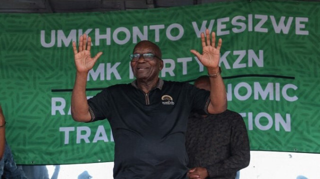 L'ancien président sud-africain Jacob Zuma, membre du nouveau parti d'opposition uMkhonto we Sizwe (MK), salue ses partisans lors d'un rassemblement électoral devant sa propriété à Nkandla, KwaZulu-Natal, le 25 avril 2024.