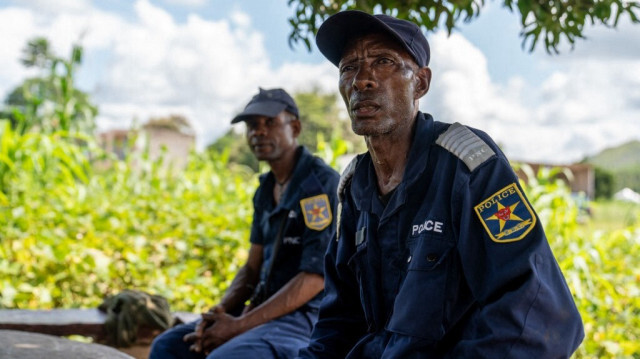 Deux policiers congolais assis dans une ancienne base militaire de la Monusco (mission de maintien de la paix de l'ONU en RDC) à Kamanyola, au Sud-Kivu, dans l'est de la République démocratique du Congo, le 27 avril 2024. 