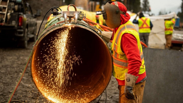 Soudeur travaillant sur un pipeline à Bridal Falls, en Colombie-Britannique, Canada.