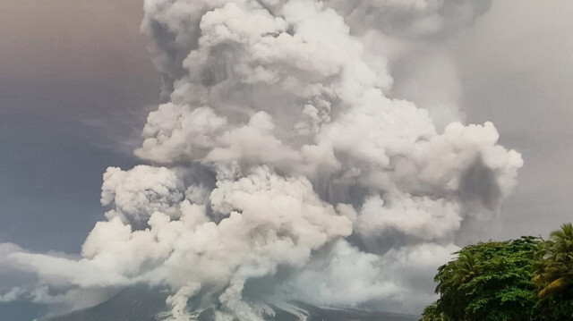 Une éruption du volcan du mont Ruang est observée depuis l'île de Tagulandang à Sitaro, dans le nord du Sulawesi, le 30 avril 2024.