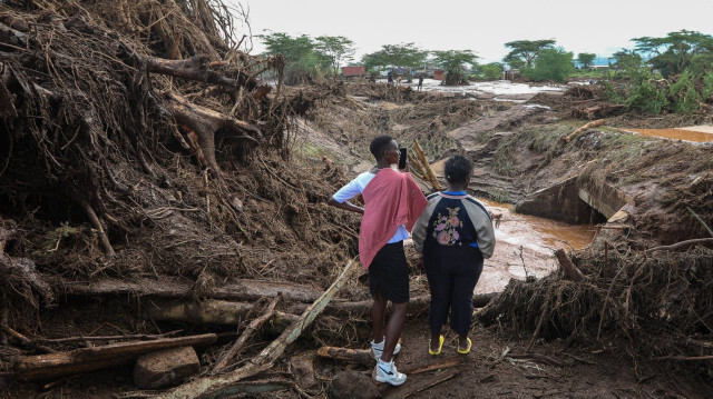 Местные жители оценивают ущерб, нанесенный после выхода из берегов реки Киджабе в Май-Махиу, Найваша, Кения, 29 апреля 2024 года.