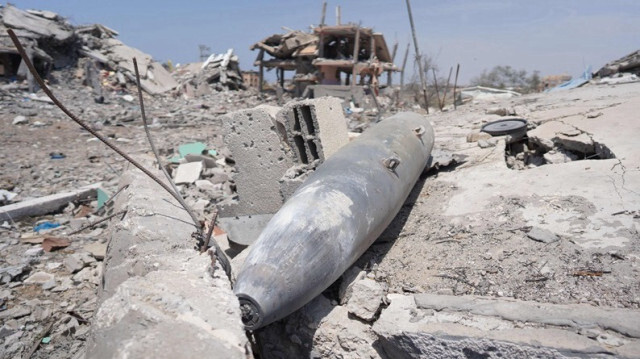 Un missile parmi les débris de bâtiments détruits lors d'un précédent bombardement israélien dans le centre de la bande de Gaza, le 29 avril 2024.
