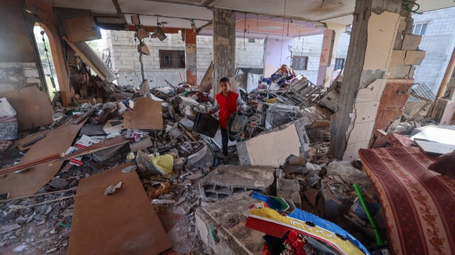 Un jeune Palestinien récupère des objets dans un appartement endommagé par un bombardement israélien à Rafah, dans le sud de la bande de Gaza, le 4 avril 2024, dans le cadre du conflit entre Israël et le groupe militant Hamas.