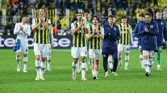 Fenerbahçeli futbolcular taraftarları selamlıyor.