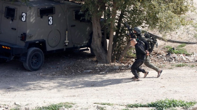 L'armée d'occupation arrête un Palestinien lors d'un raid en Palestine occupée.