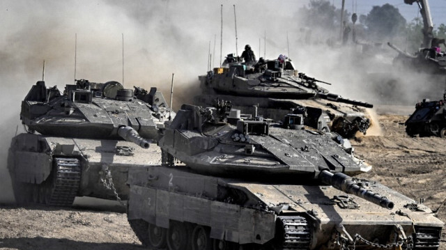 Des chars de combat de l'armée israélienne se déplacent dans une zone située le long de la frontière avec la bande de Gaza et le sud d'Israël, le 2 avril 2024.