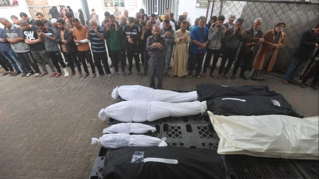 Une prière funéraire pour les Palestiniens tués lors d'une attaque israélienne dans la Bande de gaza, le 04 avril 2024.