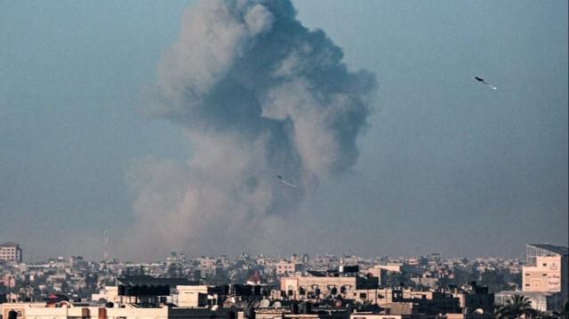 De la fumée s'élève pendant les bombardements israéliens dans le sud de la bande de Gaza le 03 avril 2024.