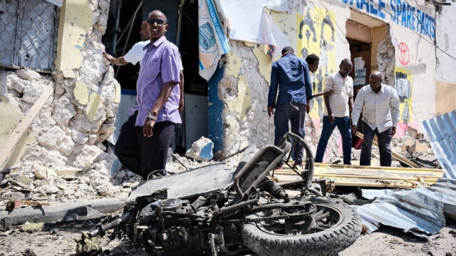 Des personnes dégagent les débris devant l'hôtel Hayat détruit après un siège meurtrier de 30 heures par les terroristes d'Al-Shabaab à Mogadiscio, le 21 août 2022. 