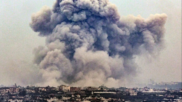 De la fumée s'élève dans le sud de la bande de Gaza, lors d'un bombardement israélien.