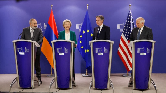 Le Premier ministre d'Arménie, Nikol Pashinyan, la présidente de la Commission européenne, Ursula von der Leyen, le secrétaire d'État américain, Antony Blinken et le vice-président de la Commission européenne, Josep Borrell.