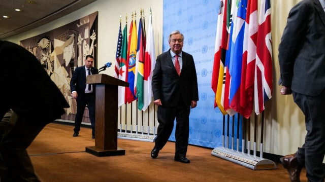 Le Secrétaire général de l'ONU, Antonio Guterres (C), quitte la salle après s'être adressé à la presse au siège de l'ONU à New York, le 5 avril 2024, à l'approche du sixième mois qui s'est écoulé depuis l'attaque du Hamas contre Israël, le 7 octobre.