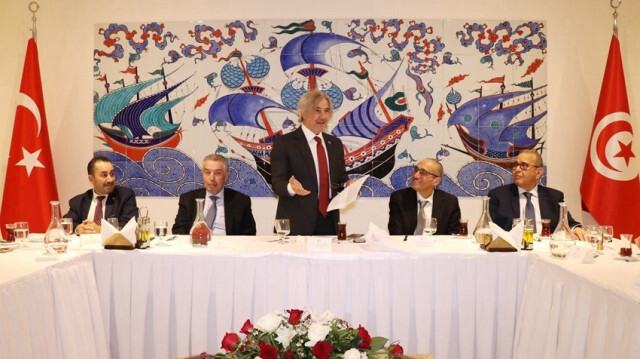 Plus de 120 hommes d'affaires et fonctionnaires tunisiens ont participé à l'iftar organisé par l'ambassadeur turc, Ahmet Misbah Demircan (C) en Tunisie, le 05 avril 2024.