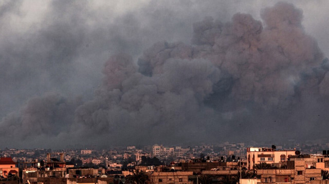 Cette photo prise à Rafah montre de la fumée s'élevant au-dessus de Khan Yunis dans le sud de la bande de Gaza lors d'un bombardement israélien le 16 janvier 2024.