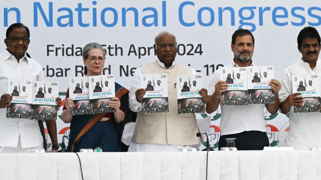 Les dirigeants du parti du Congrès national lors de la publication du manifeste du parti à New Delhi le 5 avril 2024, avant les prochaines élections générales en Inde.