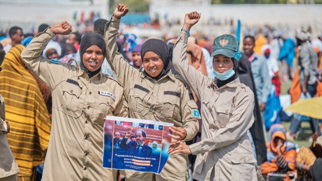 Des officiers de la police somalienne tiennent une banderole avec une citation du président somalien Hassan Sheikh Mohamud lors d'une manifestation de soutien au gouvernement somalien suite à l'accord portuaire signé entre l'Éthiopie et la région sécessionniste du Somaliland au stade Eng Yariisow à Mogadiscio, le 3 janvier 2024. 