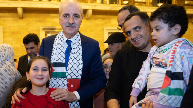 TBMM Başkanı Numan Kurtulmuş, Meclis'te, Türkiye'de misafir edilen Gazzelilerle iftarda bir araya geldi. Kurtulmuş, Gazzeli misafirlerle sohbet etti, fotoğraf çektirdi.

