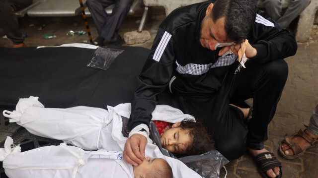 Ashraf, un père palestinien, pleurant les corps de ses deux filles Aysal et Rashel, tuées lors d'une frappe aérienne israélienne le 4 avril 2024 à l'hôpital al-Najar de Rafah, dans le sud de la bande de Gaza.