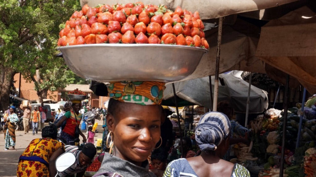 Une femme vendant des fraises sur un marché ouvert à Ouagadougou, au Burkina Faso. 