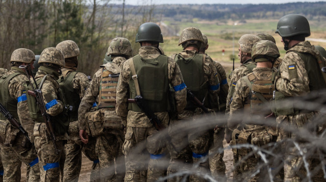 Des soldats ukrainiens recevant des instructions lors d'un entraînement militaire avec des militaires français dans un complexe d'entraînement militaire situé dans un lieu non divulgué en Pologne, le 4 avril 2024. 