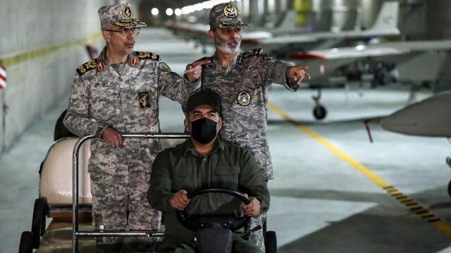 Cette photo fournie par l'armée iranienne le 28 mai 2022 montre le commandant en chef de l'armée iranienne, le général de division Abdolrahim Mousavi (à droite), et le chef d'état-major des forces armées, le général de division Mohammad Bagheri, en train de visiter une base de drones souterraine, dans un lieu inconnu en Iran. 