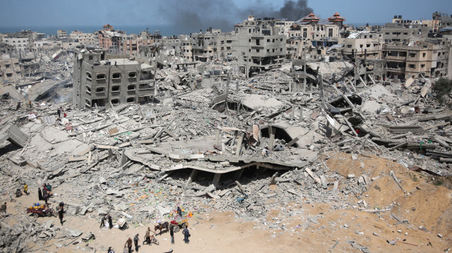 Une vue générale montre les dégâts dans la zone entourant l'hôpital Al-Shifa de Gaza après le retrait de l'armée israélienne du complexe abritant l'hôpital le 1er avril 2024, dans le cadre des batailles en cours entre Israël et le groupe militant Hamas.