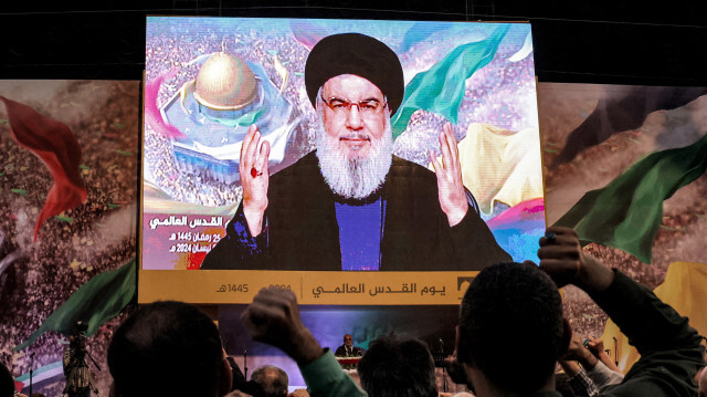 Le secrétaire général du Hezbollah, Hassan Nasrallah, prononçant un discours télévisé lors d'un rassemblement marquant les commémorations annuelles de la Journée de Qods (Jérusalem) dans la banlieue sud de Beyrouth, le 5 avril 2024.