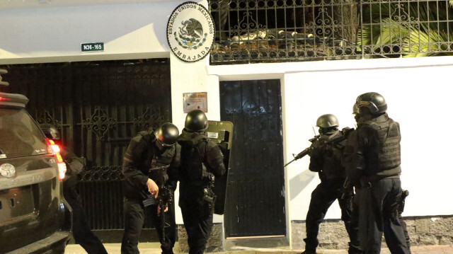 Les forces spéciales de la police équatorienne tentant de pénétrer dans l'ambassade du Mexique à Quito pour arrêter l'ancien vice-président de l'Équateur, Jorge Glas, le 5 avril 2024. Le président mexicain Andres Manuel Lopez Obrador a ordonné le 5 avril 2024 la "suspension" des relations avec l'Équateur après que la police équatorienne a fait irruption dans l'ambassade du Mexique à Quito pour arrêter l'ancien vice-président Jorge Glas, qui y avait trouvé refuge.