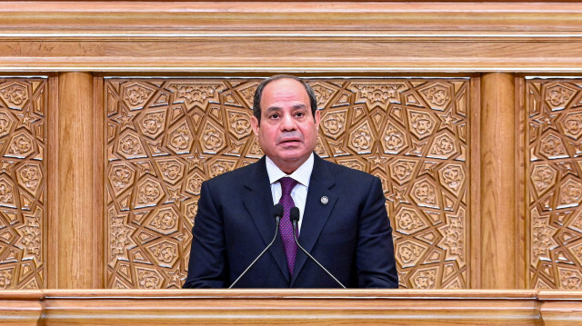 Cette photo diffusée par la présidence égyptienne montre le président égyptien Abdel Fattah al-Sisi prêtant le serment présidentiel devant le parlement lors de son investiture pour un troisième mandat présidentiel, au nouveau siège de la Chambre des représentants dans la nouvelle capitale administrative, à environ 45 kilomètres à l'est du Caire, le 2 avril 2024. Le président égyptien Abdel Fattah al-Sisi a prêté serment le 2 avril 2024 pour son troisième mandat à la tête de la nation la plus peuplée du monde arabe. Au pouvoir depuis dix ans, l'ancien chef de l'armée, âgé de 69 ans, devrait rester à la tête de l'État jusqu'en 2030.