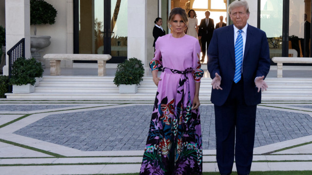Le candidat républicain à la présidence, l'ancien président des États-Unis Donald Trump et l'ancienne première dame Melania Trump arrivant à la maison de l'investisseur milliardaire John Paulson le 6 avril 2024 à Palm Beach, en Floride. 