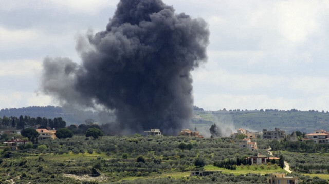 Des volutes de fumée se dégagent après une frappe israélienne sur le village frontalier de Tayr Harfa, au sud du Liban, le 6 avril 2024.