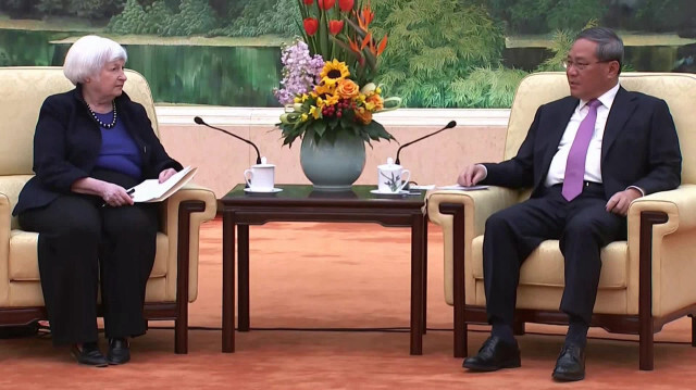 Le Premier ministre chinois Li Qiang déclarant espérer que les Etats-Unis et la Chine puissent être des "partenaires, pas des adversaires", en s'adressant à la secrétaire américaine au Trésor Janet Yellen à Pékin, le 7 avril 2024. 