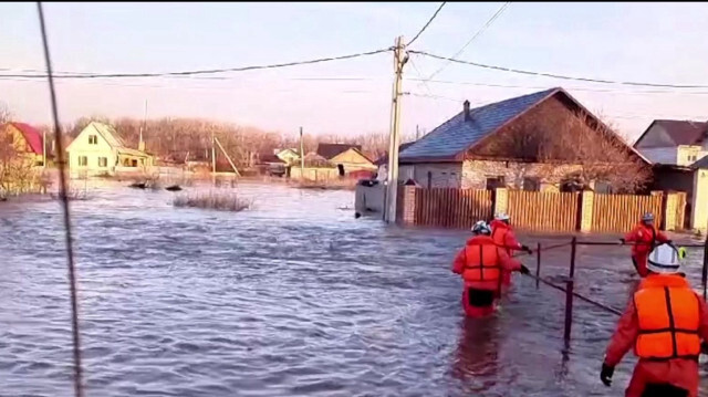 Le gouverneur de la région d'Orenbourg, où se trouve la ville, a déclaré que la situation était particulièrement difficile à Orsk après la rupture d'un barrage suite à des pluies torrentielles, le 6 avril 2024.