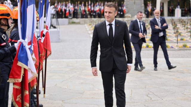 Le président français Emmanuel Macron salue de jeunes pompiers alors qu'il rend hommage aux résistants de la Seconde Guerre mondiale tués sur le plateau de Glieres, en France, le 7 avril 2024.