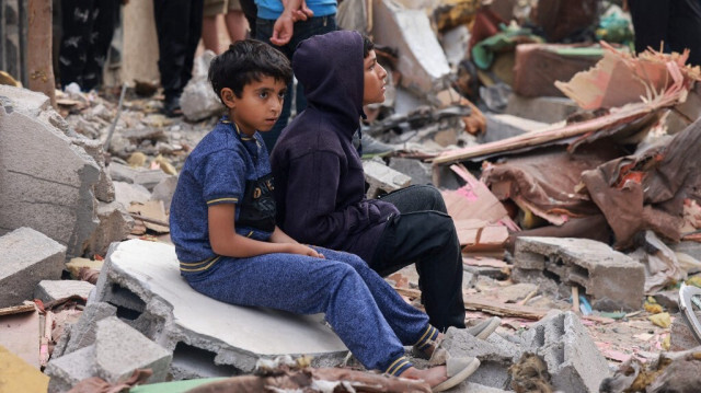 Des garçons palestiniens s'assoient sur des décombres après un bombardement israélien à Rafah, dans le sud de la bande de Gaza, le 4 avril 2024.