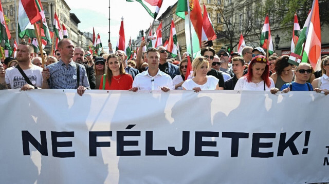 Une marche et à une manifestation dans le centre de Budapest, le 6 avril 2024, pour dénoncer le gouvernement hongrois et la corruption. Sur la banderole, on peut lire : "Debout les Hongrois ! N'ayez pas peur !