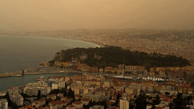 Poussières de sable soufflées depuis le Sahara donnant au ciel une apparence jaunâtre au-dessus de la ville de Nice, dans le sud de la France, le 30 mars 2024.