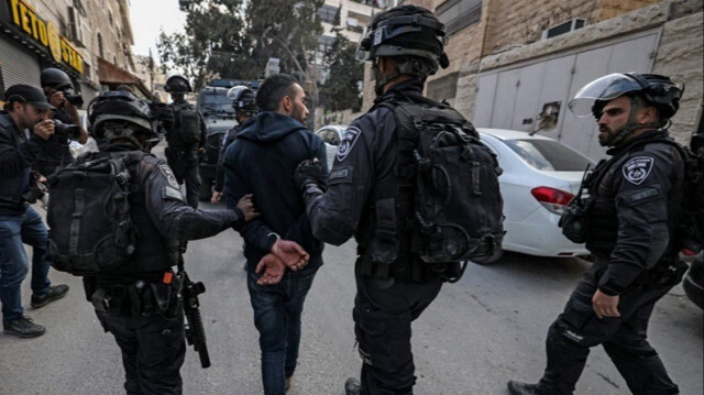 L'armée d'occupation arrête un Palestinien lors d'un raid en Palestine occupée.
