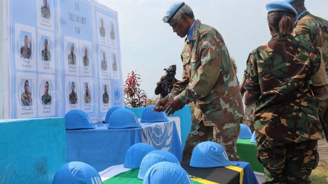 Les casques des gardiens de la paix tanzaniens de l'ONU qui ont été tués par des rebelles ougandais présumés sont exposés lors d'une cérémonie d'hommage à Goma, le 15 décembre 2017. 