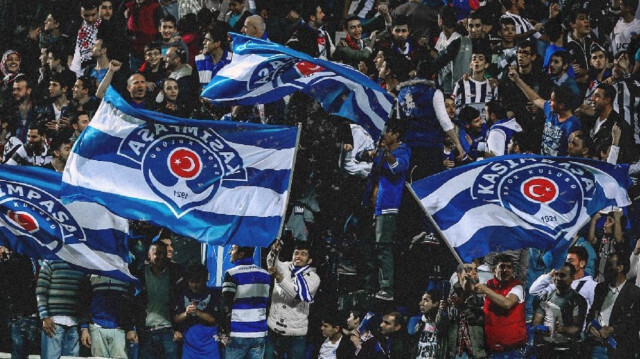 Les supporters de Kasımpaşa portent le drapeau aux couleurs du club.