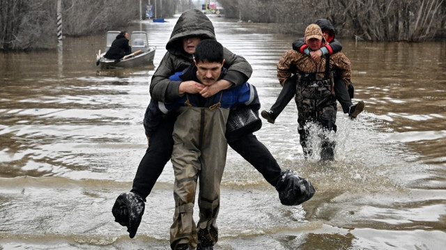 Des secouristes évacuant des habitants de la ville inondée d'Orsk, dans la région russe d'Orenbourg, au sud-est de la pointe sud des montagnes de l'Oural, le 8 avril 2024.