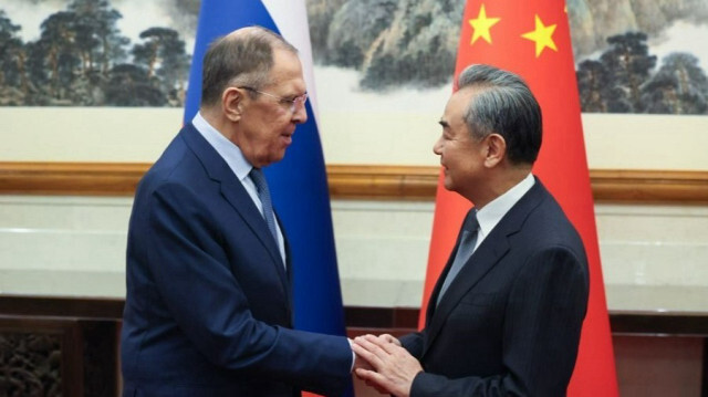 Russian Foreign Minister Sergey Lavrov (L) and his Chinese counterpart Wang Yi (R)