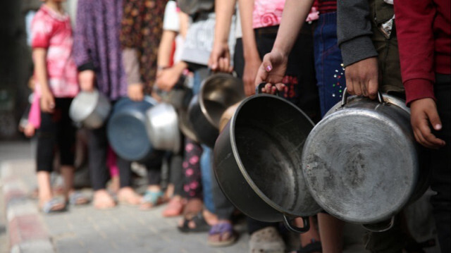 Des enfants Palestiniens attendent dans de longues files d'attente pour recevoir de la nourriture de la part d'organisations caritatives à Gaza, le 06 avril 2024.