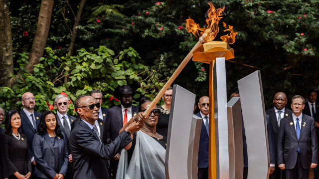 Le président du Rwanda Paul Kagame et son épouse Jeannette Kagame allument une flamme du souvenir entourés de chefs d'État et d'autres dignitaires dans le cadre des commémorations du 30e anniversaire du génocide rwandais de 1994 au Mémorial du génocide de Kigali à Kigali, le 7 avril 2024.
