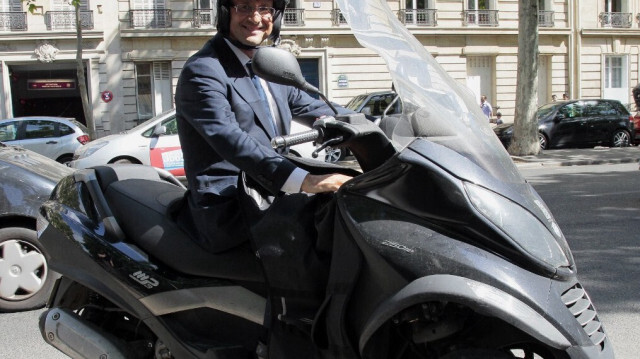 François Hollande sur son scooter, le 11 mai 2011 à Paris.