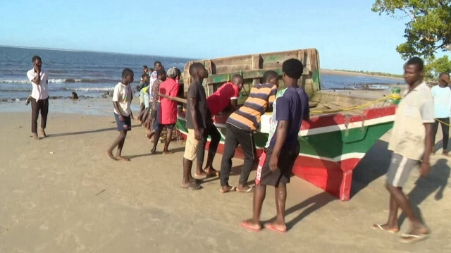 Une vidéo prise le 8 avril 2024 montre le bateau qui a coulé au large de la côte nord du Mozambique, tuant 96 personnes, sur l'île du Mozambique.
