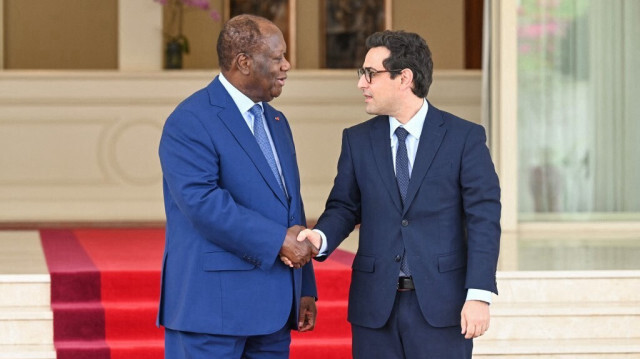 Le président ivoirien Alassane Ouattara (G) serre la main du ministre français de l'Europe et des Affaires étrangères Stéphane Sejourne (D) à la résidence du président Ouattara à Abidjan le 8 avril 2024.