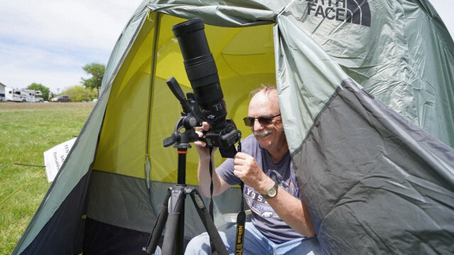 Un campeur s'exerce avec son équipement photo en prévision de l'éclipse solaire totale de lundi qui sera visible en Amérique du Nord, à Ingram, Texas, le 7 avril 2024.