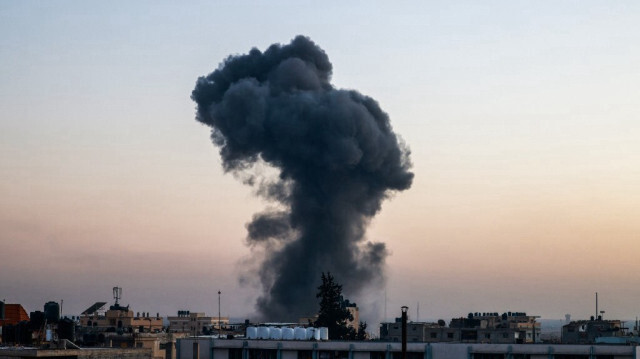 Un nuage de fumée s'élève au-dessus des bâtiments après une frappe israélienne à Rafah, dans le sud de la bande de Gaza, le 4 avril 2024